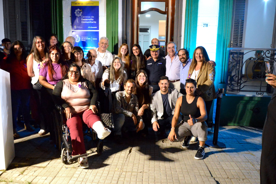 Autoridades y participantes en la inauguración del Centro de Desarrollo Comunitario Colonia.