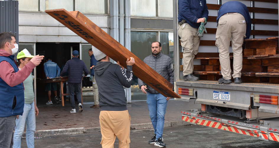 Distribución a los Centros de Evacuación, del mobiliario construido por trabajadores de la Dirección