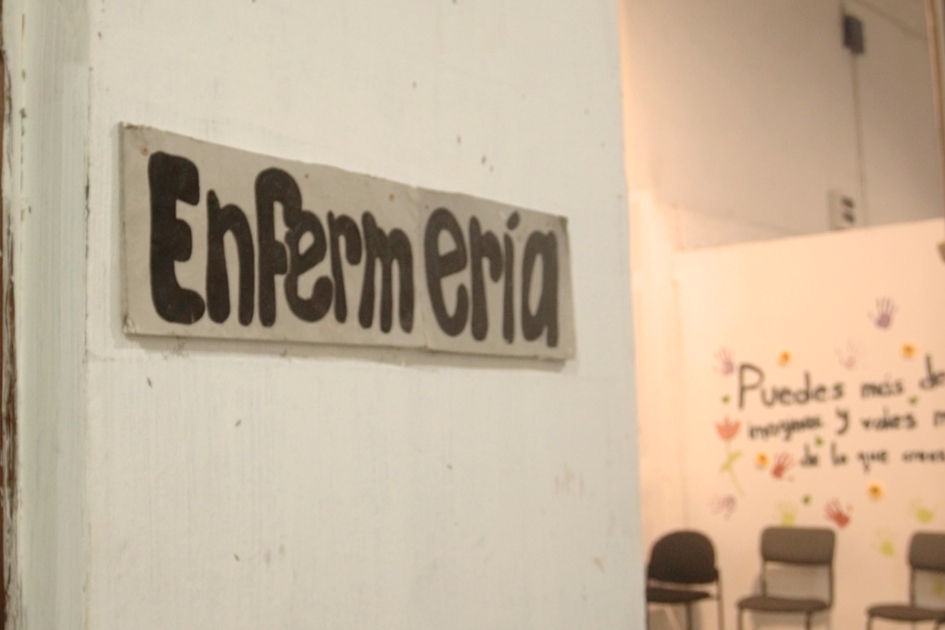 Atención de enfermería dentro del "Puertas Abiertas". Cartel escrito a mano que indica la zona de enfermería.