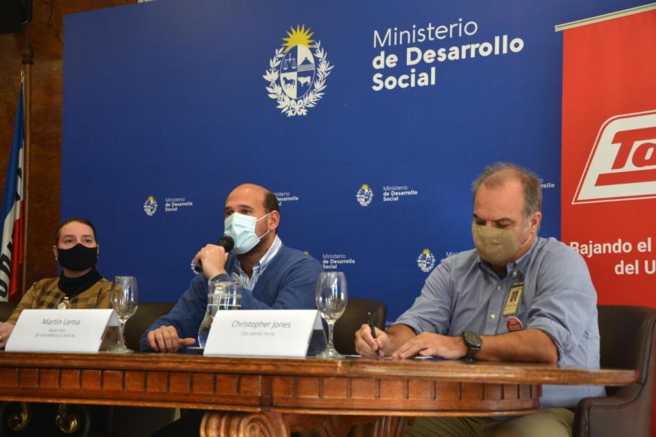 Firma de convenio Ministerio de Desarrollo Social y Grupo TA-TA