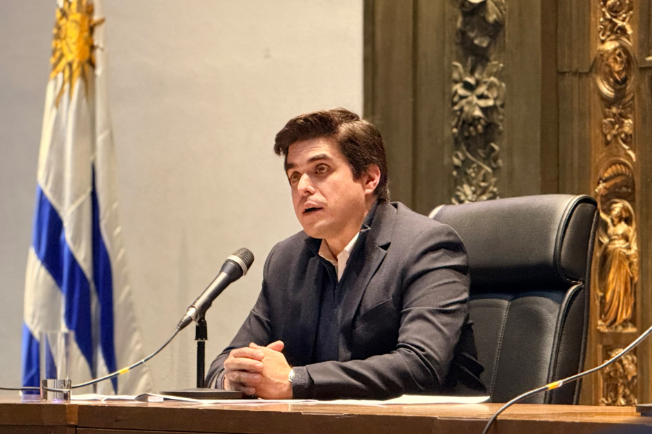 Gerente Santiago Plaz en mesa de apertura.