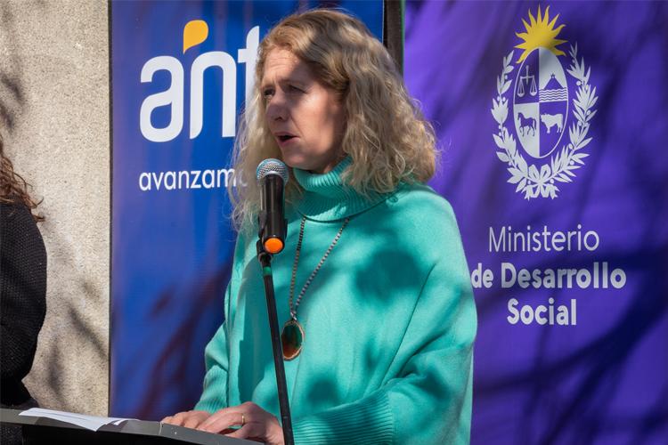 Ministro Lema y directora Nacional de Protección Social, Fernanda Auesperg en inauguración de El Ho