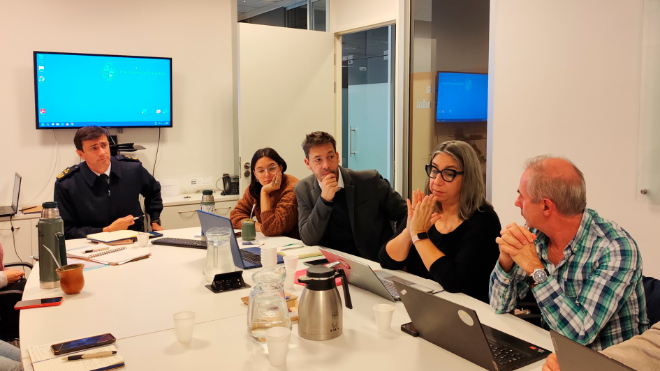 Micaela Melgar con integrantes del equipo de Sinae Personas reunidas en torno a una mesa