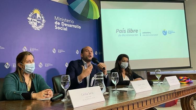 Autoridades en el lanzamiento del Mes de la Diversidad 2021 Ministro Lema junto a Cecilia Sena y Rosa Méndez