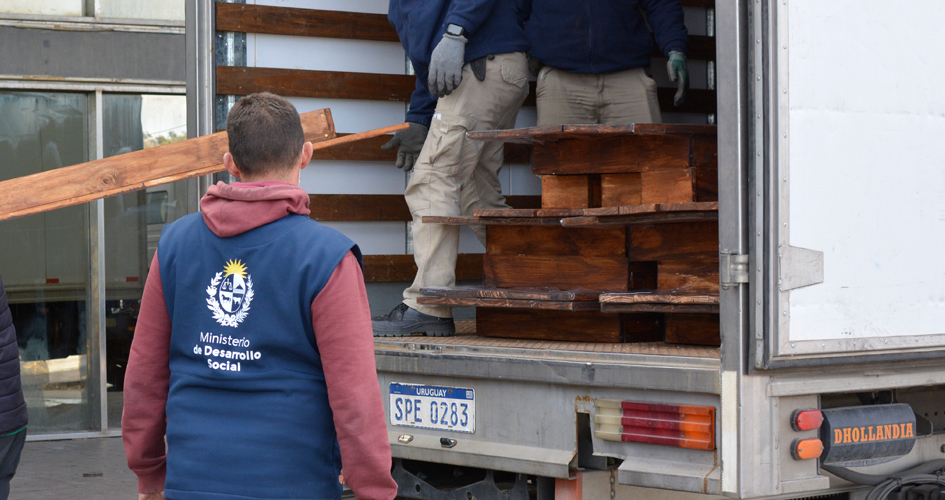 Distribución a los Centros de Evacuación, del mobiliario construido por trabajadores de la Dirección