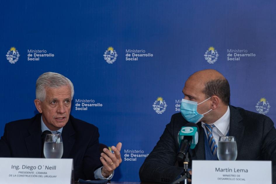 Acuerdo con la Cámara de la Construcción del Uruguay por cupos laborales para integrantes de programas del Mides Ministro Lema junto al ingeniero Diego O´Neill