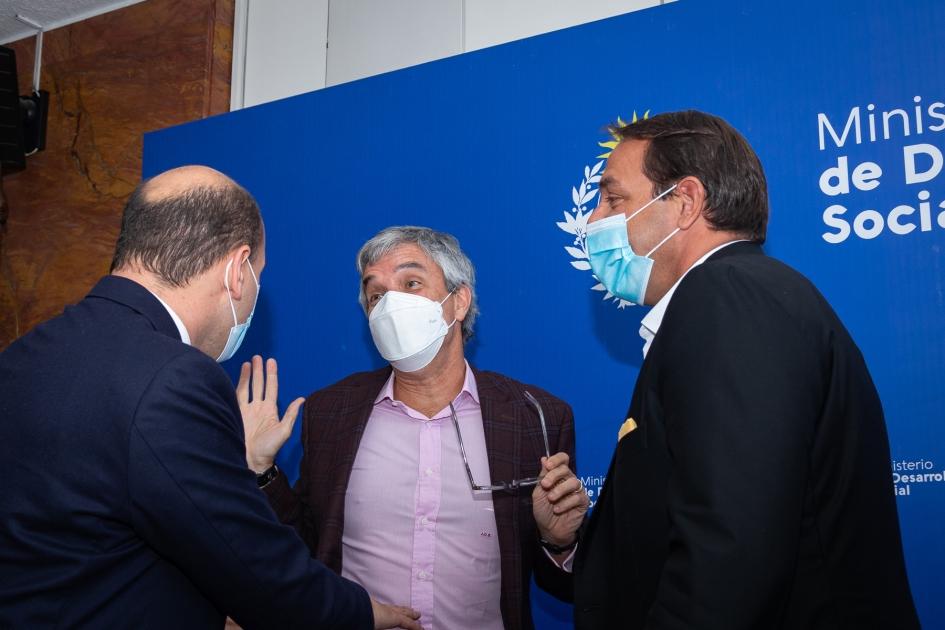 Ministro Lema junto a los presidentes de Nacional y Peñarol en firma de convenio con ambos clubes
