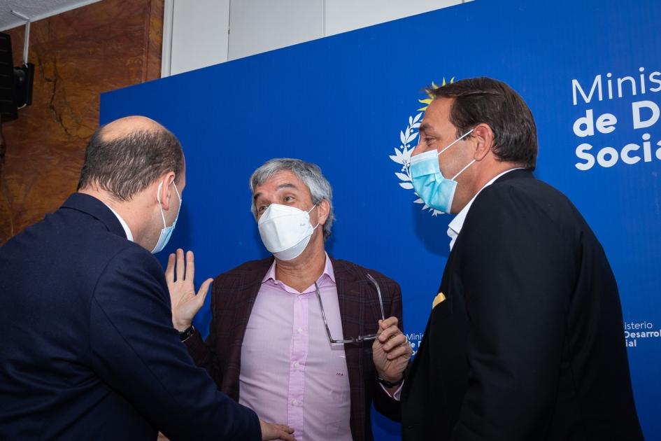 Ministro Martín Lema junto a Decurnex y Ruglio, presidentes de Nacional y Peñarol en firma de convenio con ambos clubes Ministro Lema junto a los presidentes de Nacional y Peñarol en firma de convenio con ambos clubes