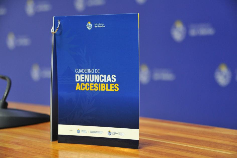 Carátula del Cuaderno de Denuncias Accesible, sobre una mesa. Sobre una mesa el Cuaderno de Denuncias Accesible.