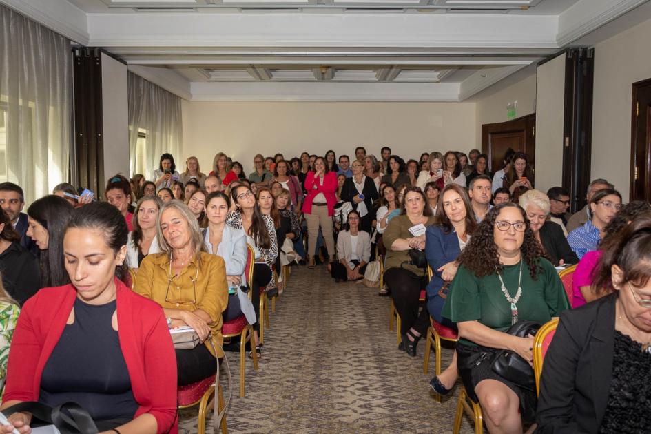 Público asistente a la presentación del Sello con Equidad de Género visto desde frente.