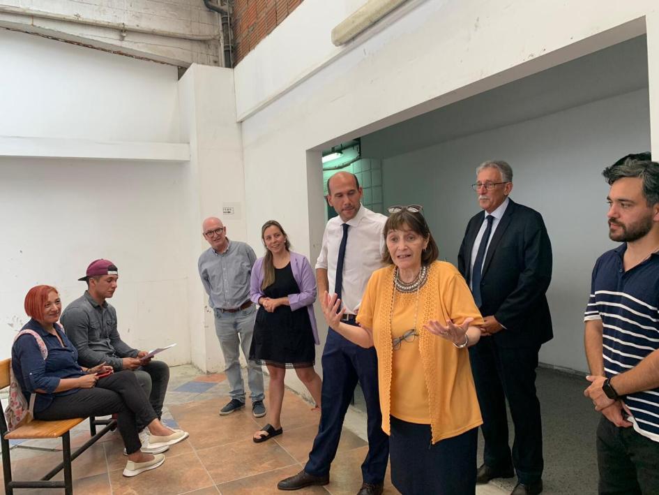 Autoridades durante oratoria. Autoridades de MIDES/UTU/ANEP y técnicos de MIDES de pie frente al grupo.