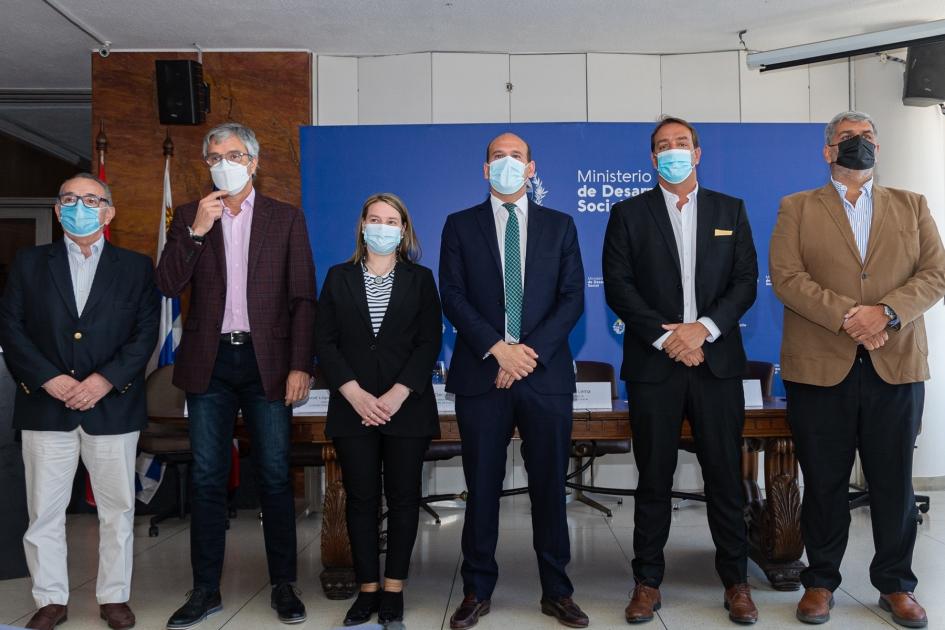 Mesa de autoridades del Ministerio de Desarrollo Social junto a presidentes y directivos de Nacional y Peñarol Martín Lema, Andrea Brugman; Decurnex y José López Rubio; Ruglio y Evaristo González
