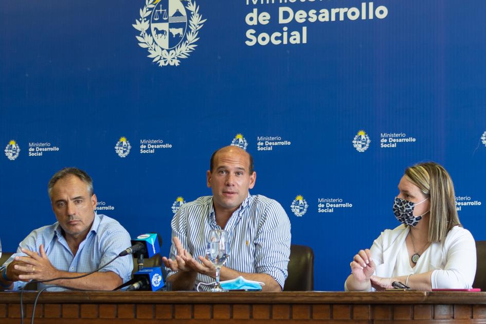 Autoridades en la firma de convenio Autoridades en la firma de convenio
