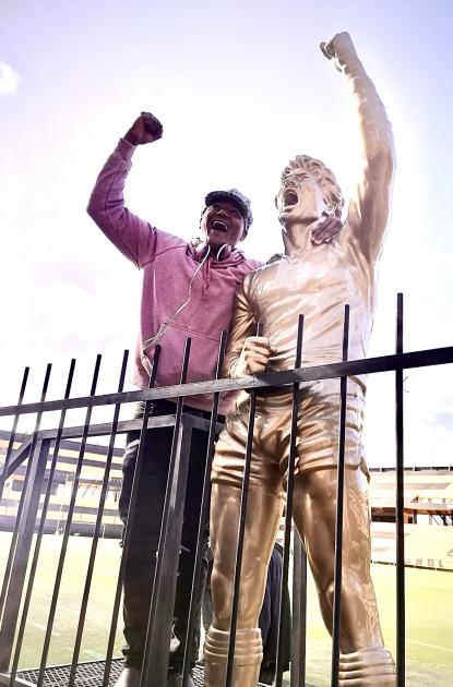 Participante de programa MIDES junto al monumento a Fernando Morena