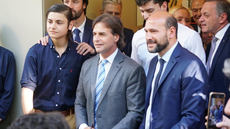 Lacalle Pou, Lema y familia de Jorge Larrañaga en corte de cinta en puerta de Ciudad Universitaria