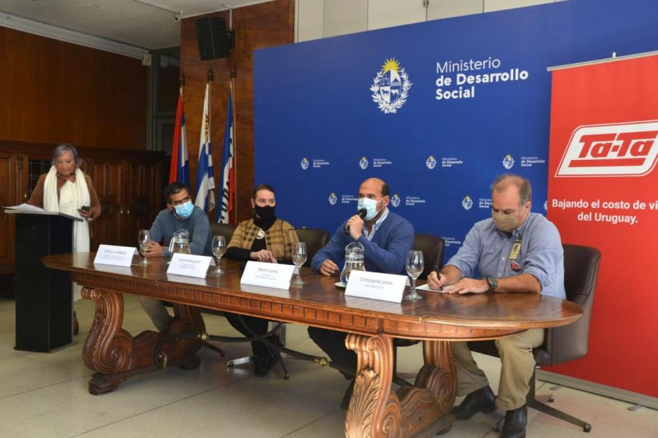 Autoridades del Ministerio de Desarrollo Social y representantes del Grupo TA-TA en convenio laboral