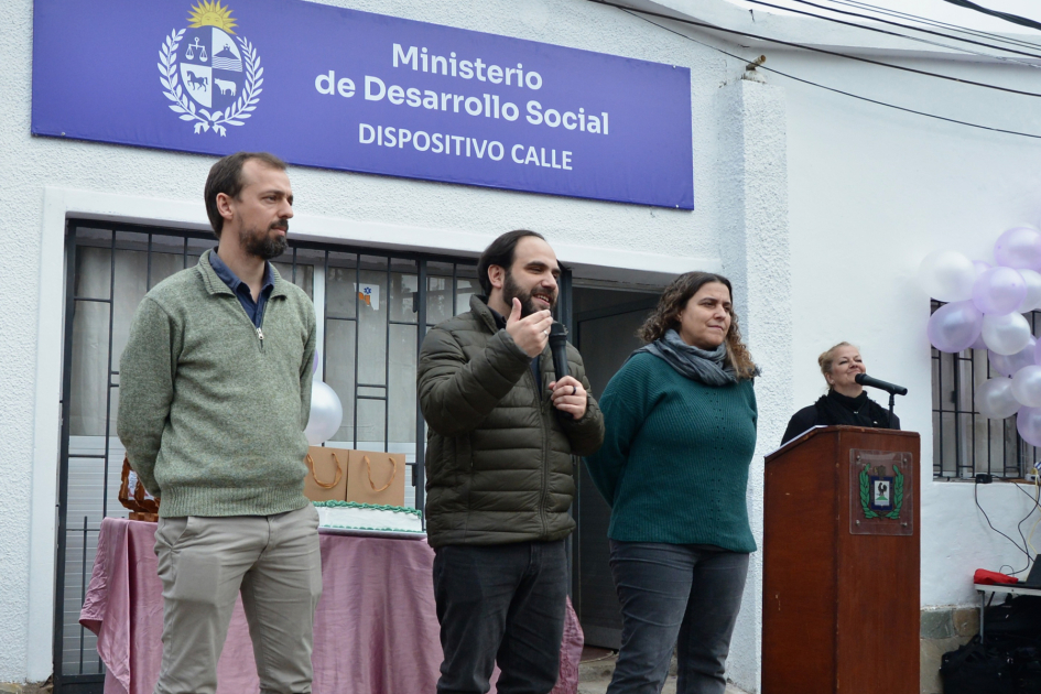 Autoridades hablando durante la inauguración del centro en Salto.