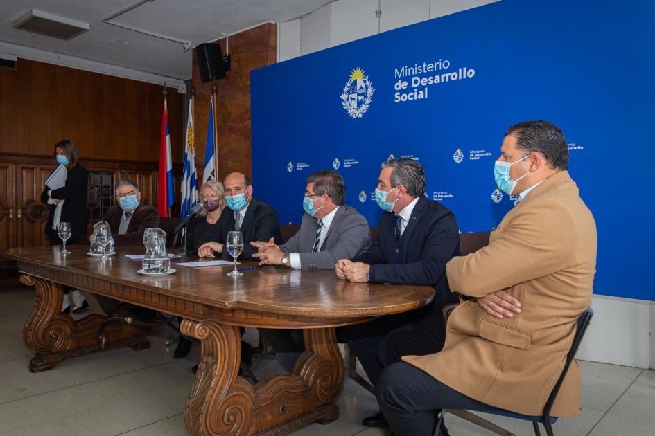 Autoridades de Mides y Asse en firma de convenio para atención médica integral a personas en situación de calle Autoridades de Mides y Asse en firma de convenio para atención médica integral