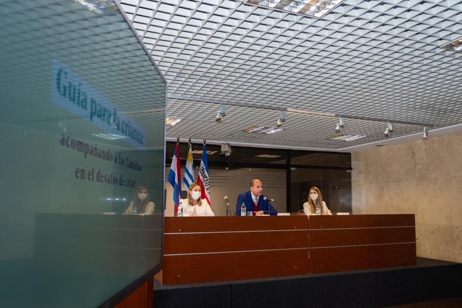 Ministro Martín Lema; directora nacional de Desarrollo Social, Cecilia Sena y gerenta de UCC, Victoria Estévez Ministro Martín Lema; directora nacional de Desarrollo Social, Cecilia Sena y gerenta de UCC, Victo