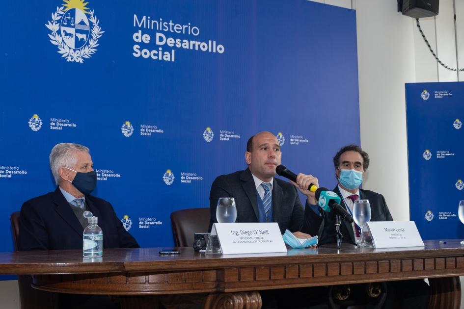 Acuerdo con la Cámara de la Construcción del Uruguay por cupos laborales para integrantes de programas del Mides Ministro Lema junto a presidente y representante de la Cámara Uruguaya de la Construcción