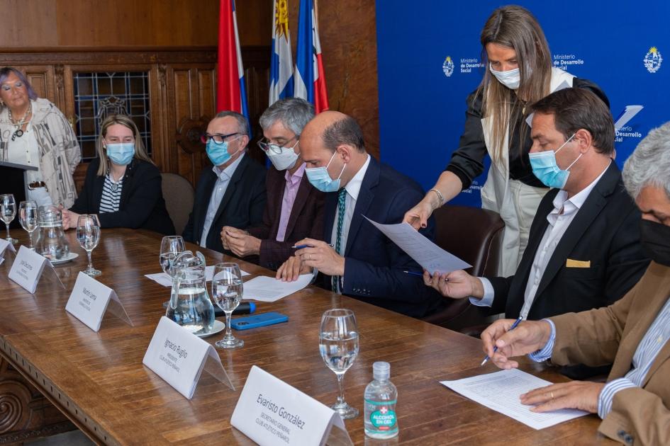 Martín Lema, Andrea Brugman; Decurnex y José López Rubio; Ruglio y Evaristo González en firma de convenio Lema, Brugman; Decurnex y José López Rubio; Ruglio y Evaristo González en firma de con