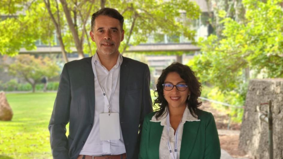 Subsecretario Federico Graña con ministra de Desarrollo e Inclusión Social de Perú, Leslie Urteaga. Exterior arbolado, Graña junto a Leslie Urtega, ambos sonríen a la cámara.