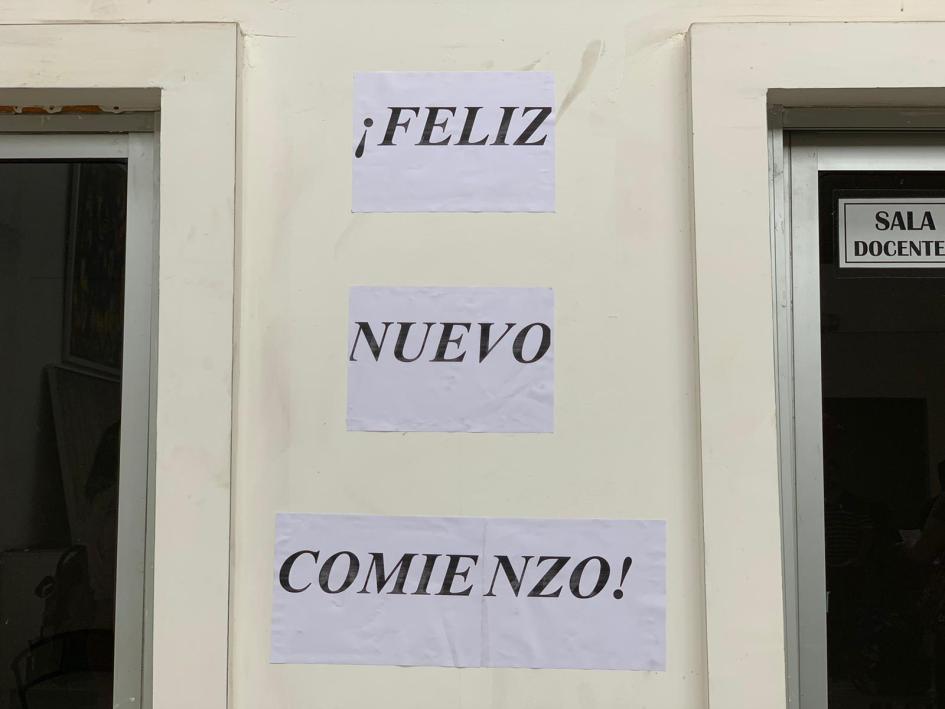 Cartel pegado al lado de la sala docente, dice ¡Feliz nuevo comienzo!