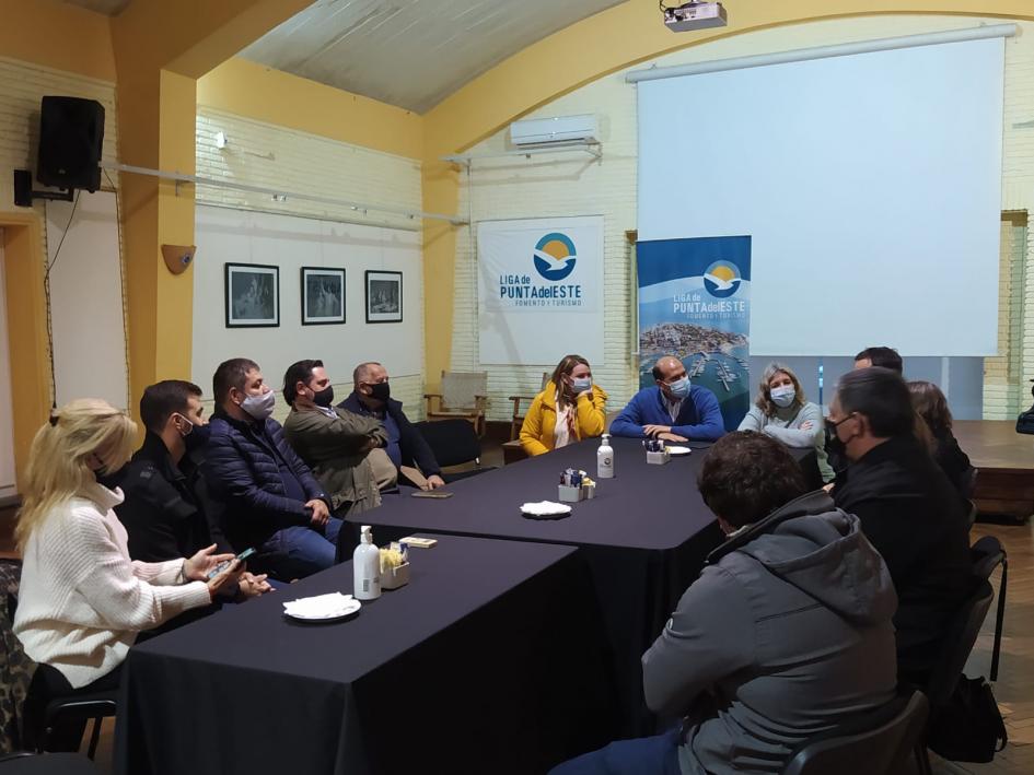 Reunión de autoridades de MIDES y Liga de Fomento y Turismo de Maldonado por convenios laborales Autoridades de MIDES y Liga de Fomento y Turismo de Maldonado reunidas en torno a una mesa
