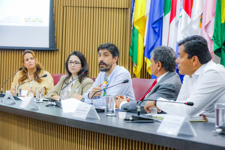 Camilo Álvarez en mesa MERCOSUR.