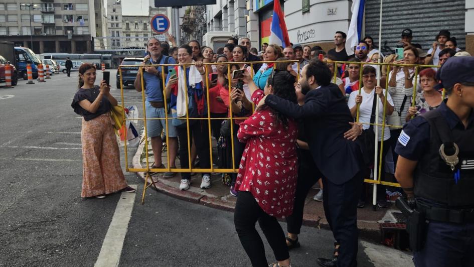 El ministro Civila saluda al público presente en el acto de traspaso de Gobierno El ministro Civila saluda al público presente en el acto de traspaso de Gobierno