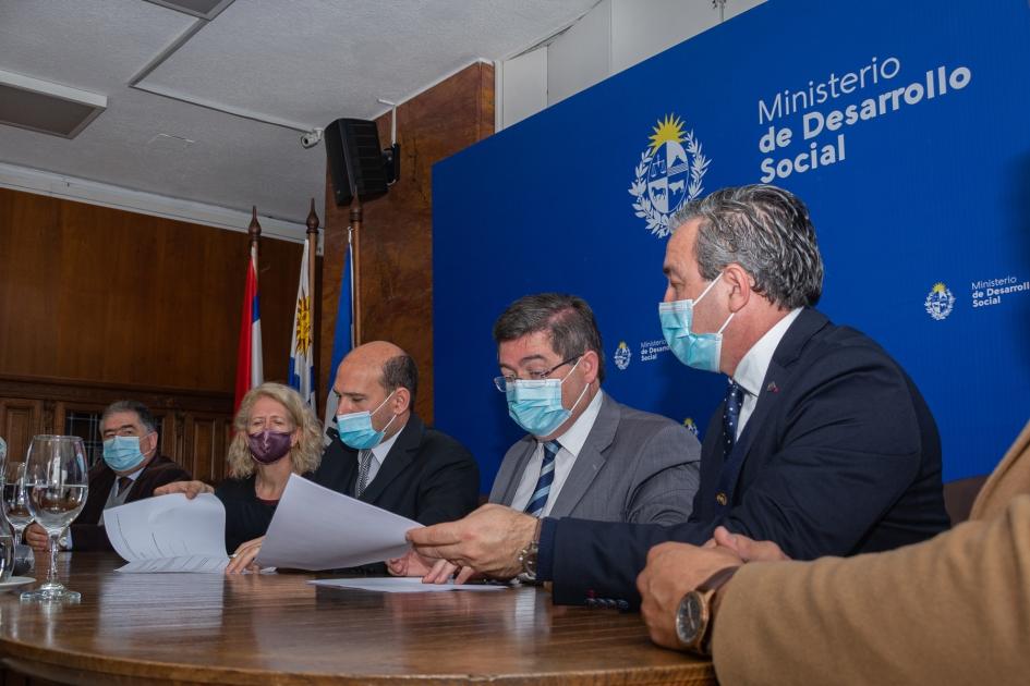 Autoridades de Mides y Asse en firma de convenio para atención médica integral a personas en situación de calle Autoridades de Mides y Asse en firma de convenio para atención médica integral