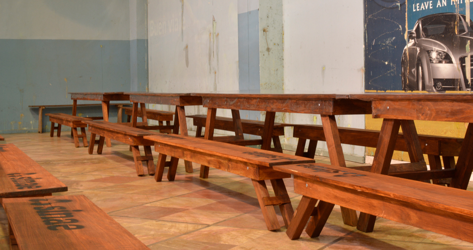 Distribución a los Centros de Evacuación, del mobiliario construido por trabajadores de la Dirección