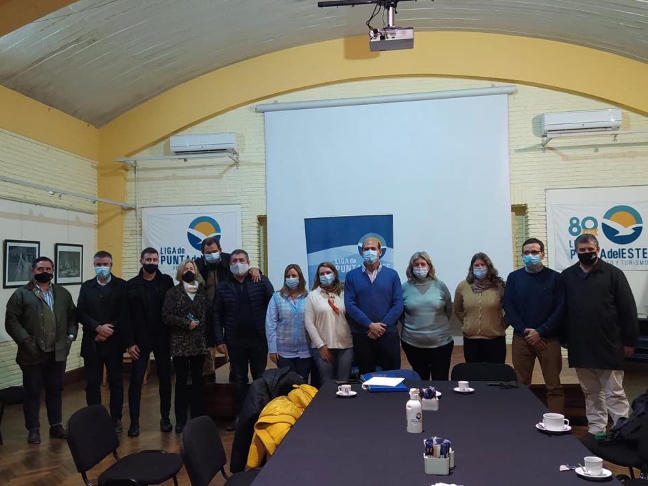 Reunión de autoridades de MIDES y Liga de Fomento y Turismo de Maldonado por convenios laborales Autoridades de MIDES y Liga de Fomento y Turismo de Maldonado de pié para la foto