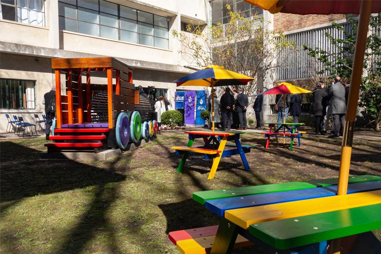 Patio de juegos para niños, niñas y adolescentes en centro familiar El Hornero en Montevideo