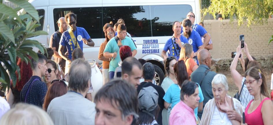 Cuerda de tambores de la comparsa inclusiva Balelé toca para los asistentes al acto