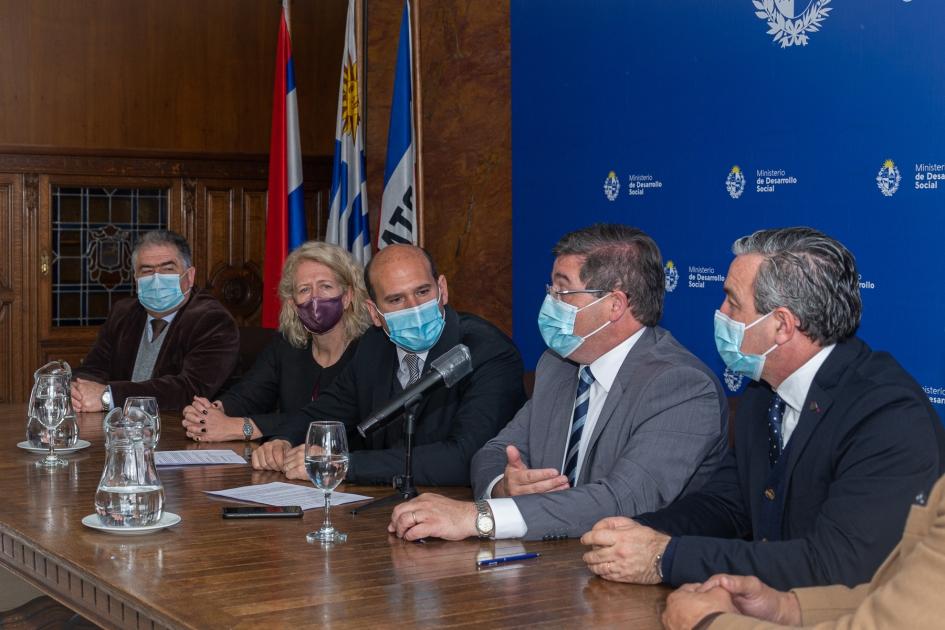Autoridades de Mides y Asse en firma de convenio para atención médica integral a personas en situación de calle Autoridades de Mides y Asse en firma de convenio para atención médica integral