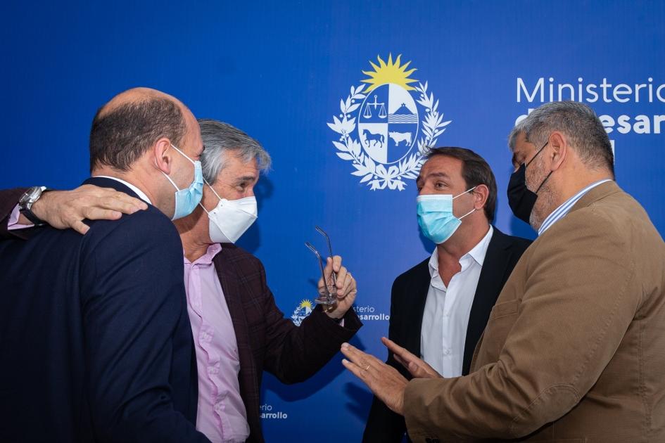 Ministro Lema junto a los presidentes de Peñarol y Nacional