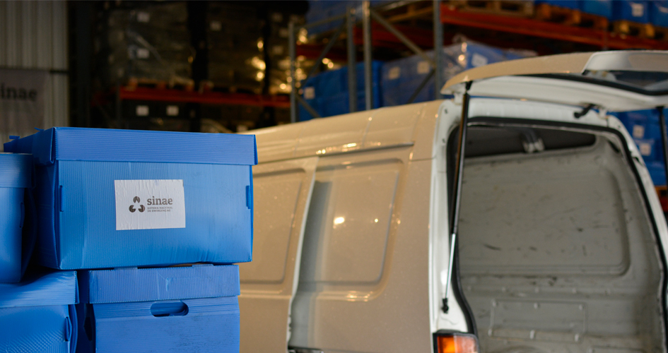 Camioneta abierta con pila de cajas azules a un lado Camioneta abierta con pila de cajas azules a un lado