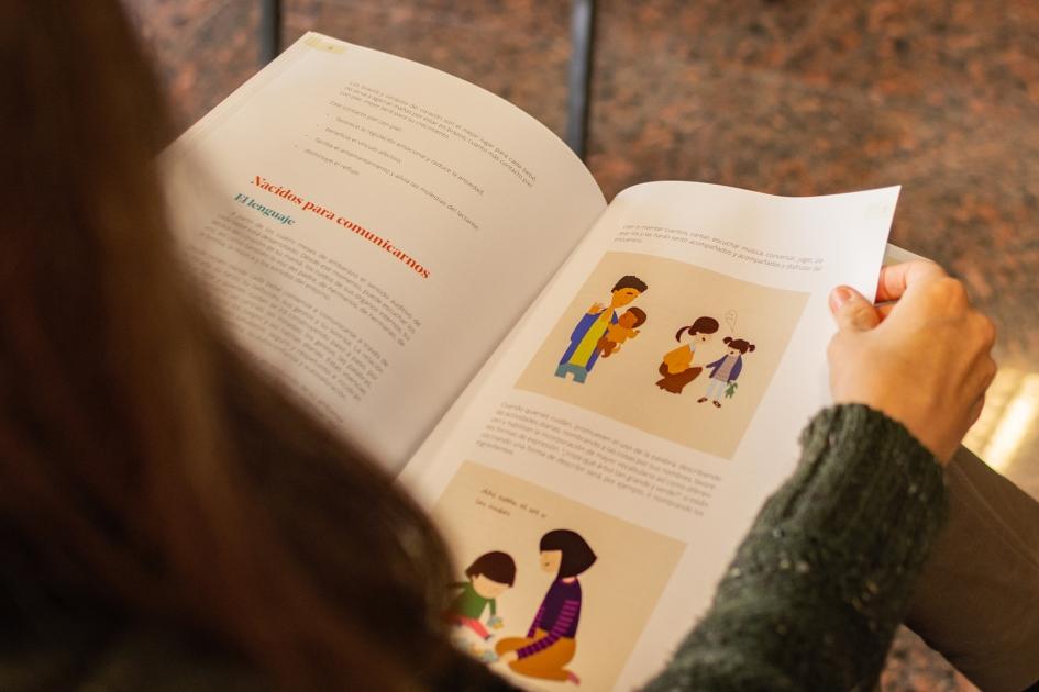 Guía de Crianza de UCC Persona leyendo la Guía de Crianza de UCC