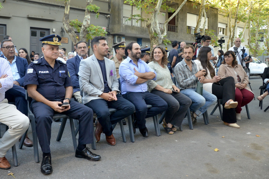 Autoridades y participantes en la inauguración del Centro de Desarrollo Comunitario Colonia.