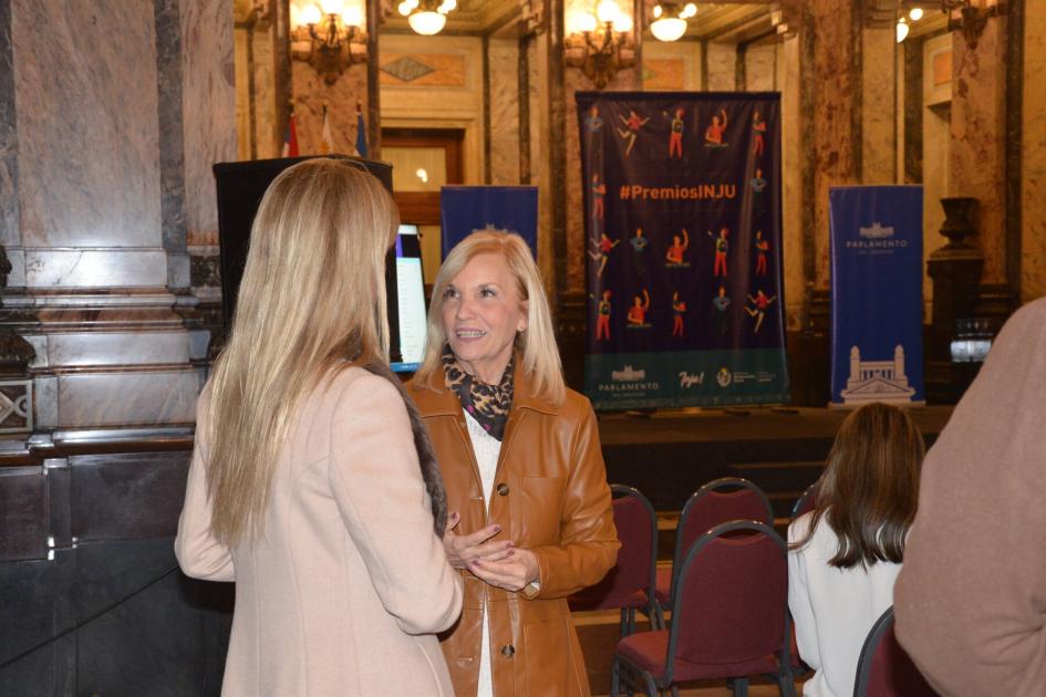 Beatriz Argimón junto a Lorena Ponce de León conversan previo al inicio de la premiación