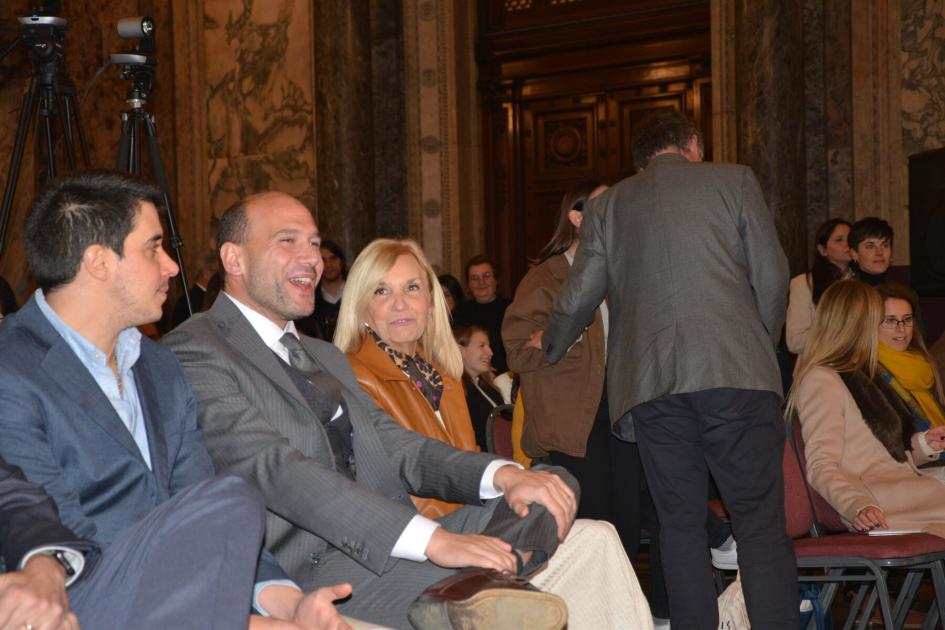 Ministro Lema, Vicepresidente Beatríz Argimón y Felipe Paullier sonrientes, sentados en primera fila