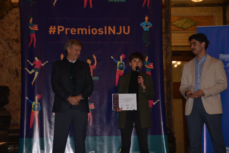 Sebastián Bauzá y Marcos Viera entregan premio en rubro Deporte a Mª Cecilia Blanco