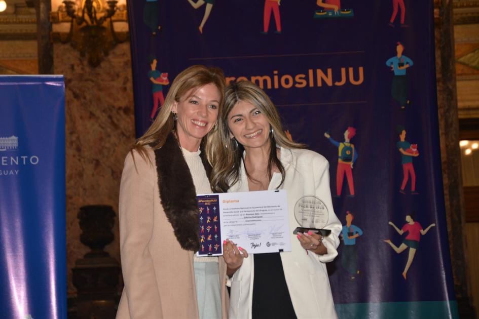 Lorena Ponce de León junto a Sabrina Rodríguez, ganadora en el rubro Emprendedurismo