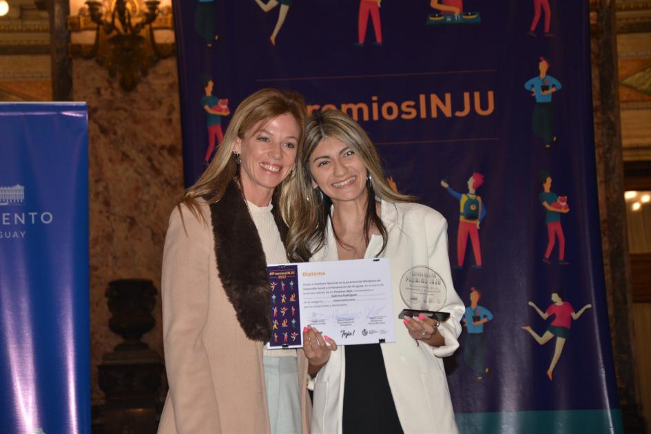 Lorena Ponce de León junto a Sabrina Rodríguez, ganadora en el rubro Emprendedurismo Lorena Ponce de León junto a Sabrina Rodríguez, ganadora en el rubro Emprendedurismo