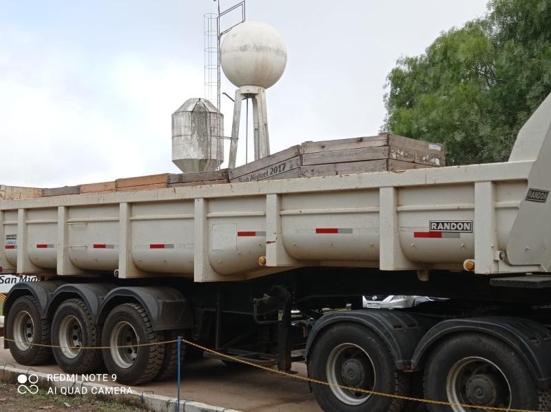 Camión de empresa San Miguel transporta cajones de cítricos