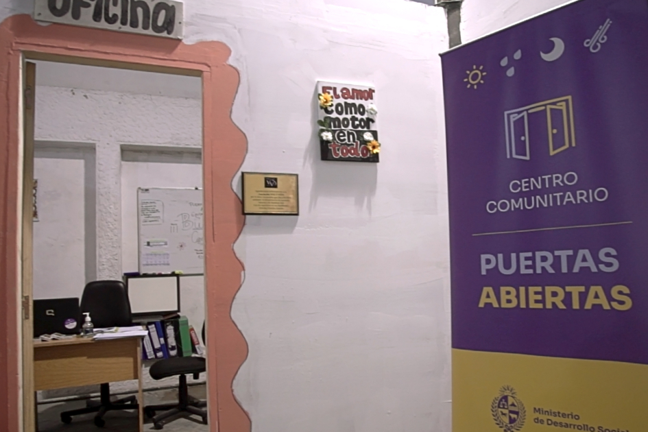 Primer centro "Puertas abiertas" situado en Ciudad Vieja interior del centro de acogida, espero grande, banner del Ministerio de Desarrollo Social.