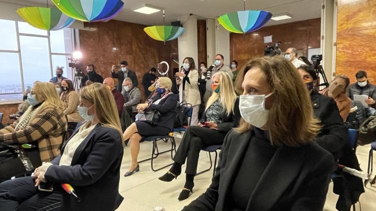 Autoridades de gobierno y representantes de la sociedad civil en lanzamiento del Mes de la Diversidad Autoridades de gobierno y representantes de la sociedad civil en Mes de la Diversidad