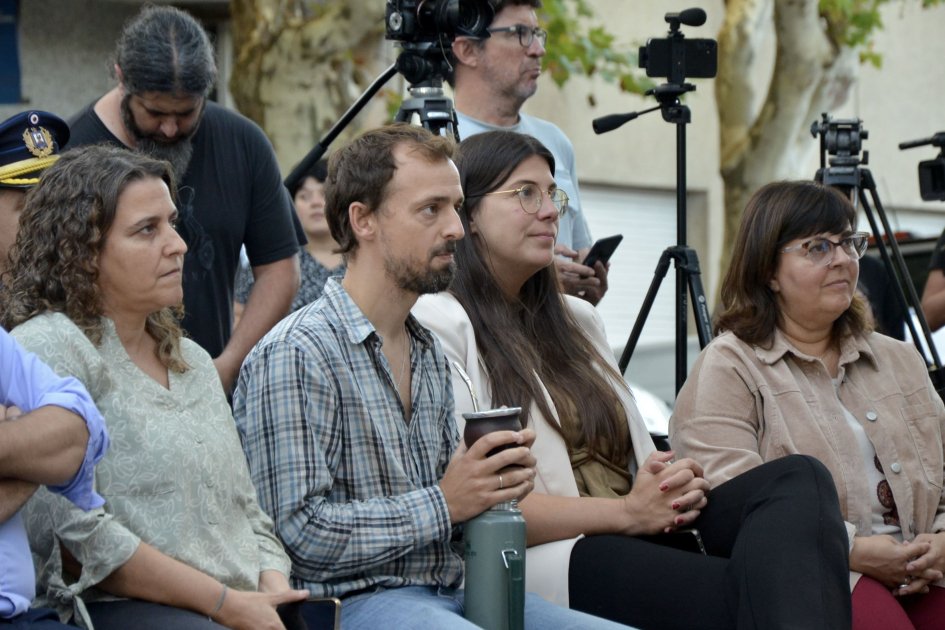 Autoridades y participantes en la inauguración del Centro de Desarrollo Comunitario Colonia.