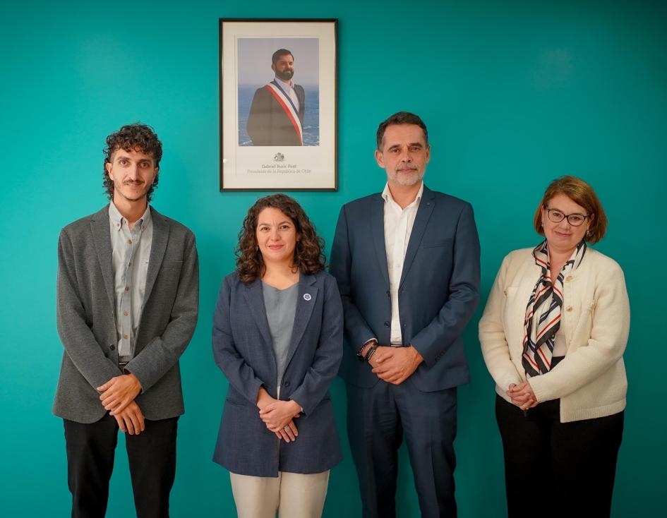 Marcel Birnfeld, ministra Javiera Toro, subsecretario Federico Graña y embajadora Ana Rocanova. Las 4 autoridades de pie, con manos cruzadas al frente, de fondo cuadro del presidente Boric.